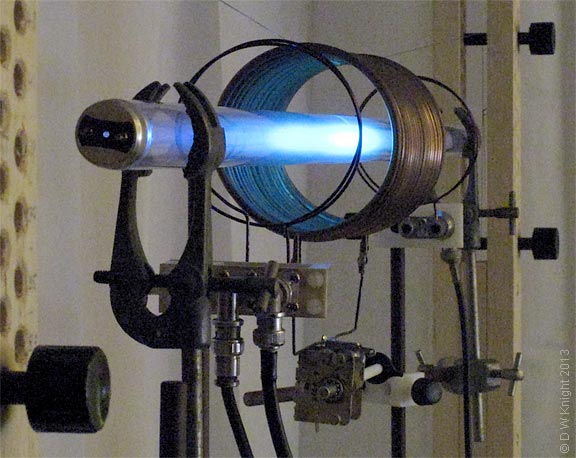 Resonating coil with axial Hg-vapour tube
